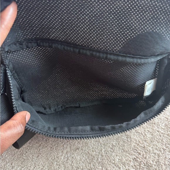 Tommy Hilfiger Fanny pack, for casual wear and work out. - Picture 7 of 7